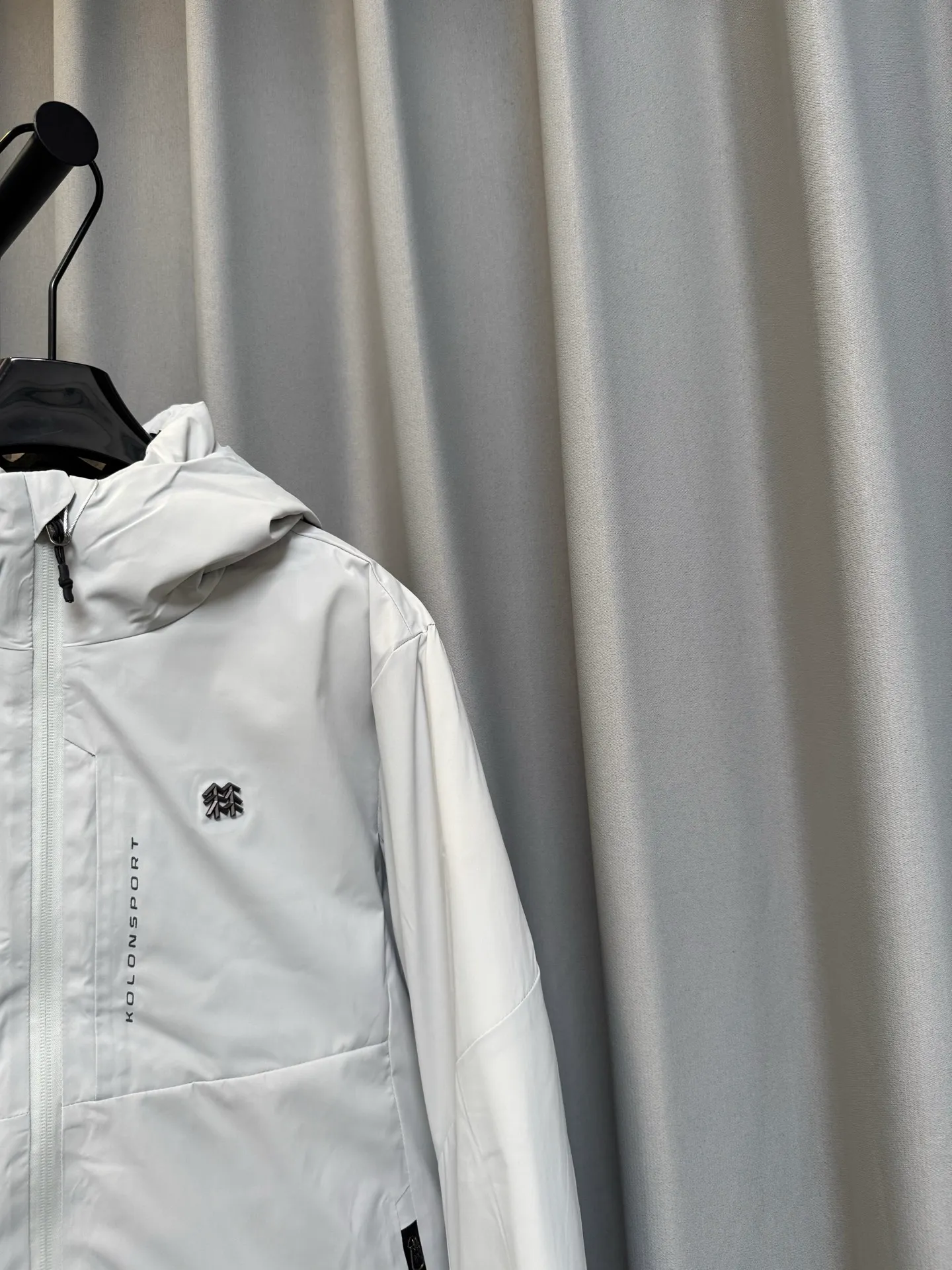 [Premium Replica] KOLON/KOLON S ORT HIKING 26fw Men's and Women's Waterproof and Windproof Outdoor Jacket Down Jacket KOLON/KOLON S ORT HIKING 26fw Men's and Women's Waterproof and Windproof Outdoor Jacket Down Jacket 90% Goose Down Content Fill Level Direct Temperature Locking The wardrobes of boys and girls really lack a down jacket that is not bloated, not exaggerated, and can be worn for both business and leisure! ▫️Stand-collar hooded design, neat and clean, looks good with shirts, sweaters, and T-shirts, formal to work, casual in daily life ▫️Durable waterproof and windproof surface fabric, fine water-repellent fabric, not afraid of getting wet in light rain, not easy to get dusty and wrinkled ▫️High-quality goose down filling, hot-pressed velvet filling process, almost no velvet worry; slightly loose fit, not tight or bulging ▫️The details are all minimalist: the main zipper is fully taped, the chest has a hidden zipper pocket + the side seam invisible pocket is safe for keys and mobile phones; the cuffs have adjustable buckles to firmly block the cold wind; the small "two trees" embroidered logo is very low-key, unobtrusive and textured. The whole piece is high-end and durable, with no unnecessary decoration. Whether you are driving, traveling on business, or traveling on weekends, you can get it all in one, the same style for men and women. Color: Secret Gray Size: m/l/xl/2xl/3xl